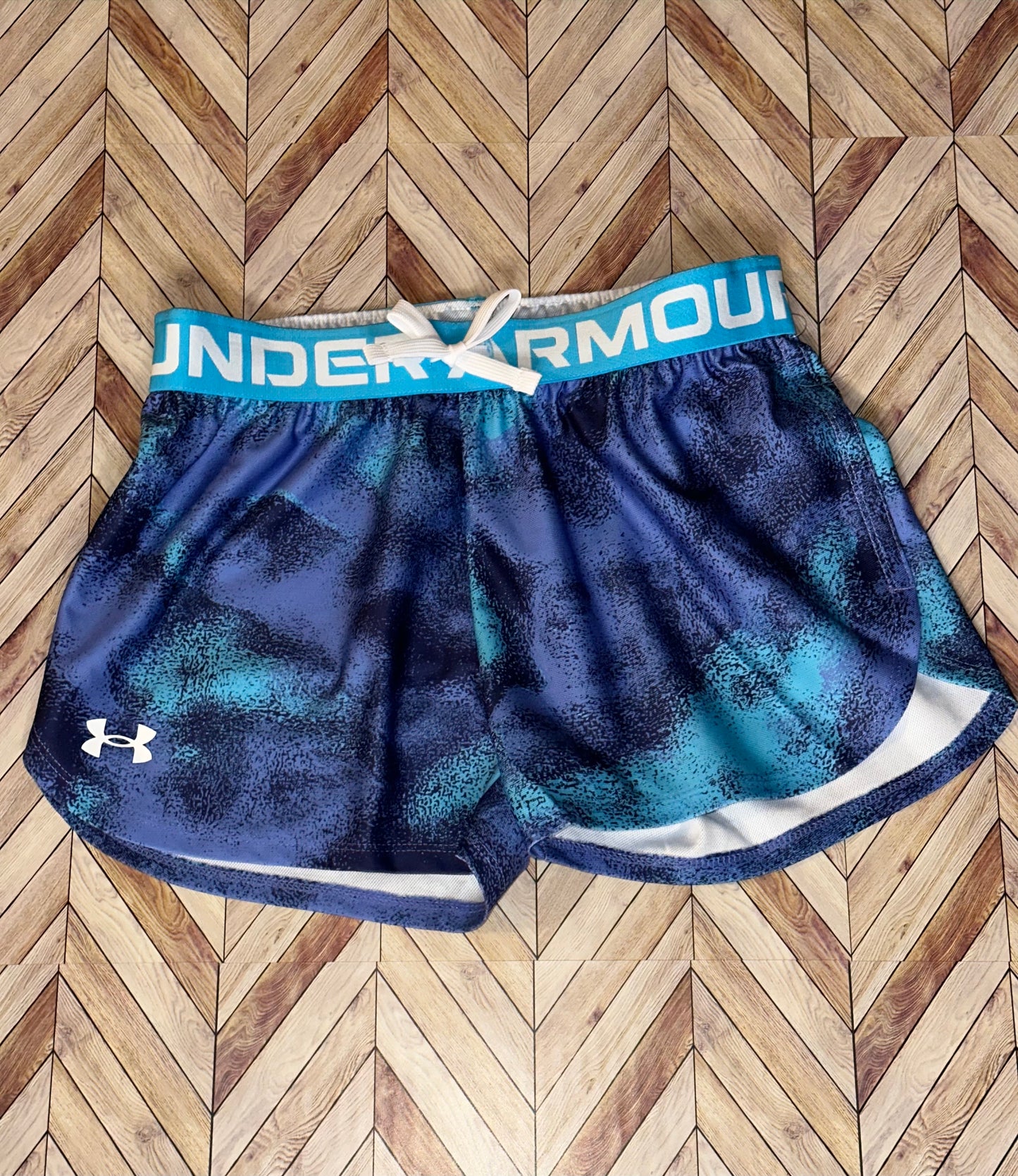 Under Armour Girl's Shorts Size M